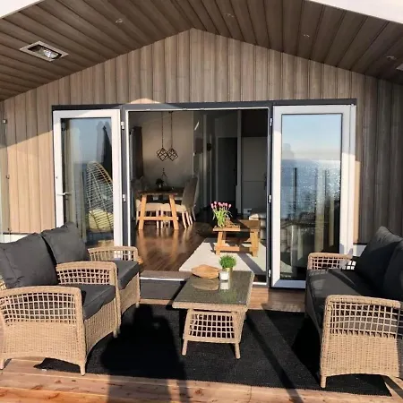Charmantes Ferienhaus In Mit Eigener Terrasse