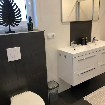 Charmantes Ferienhaus In Mit Eigener Terrasse بيت للعطل *