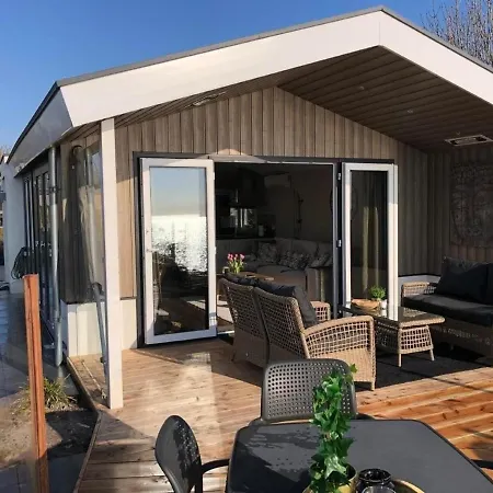 Charmantes Ferienhaus In Mit Eigener Terrasse بيت للعطل Bovenkarspel